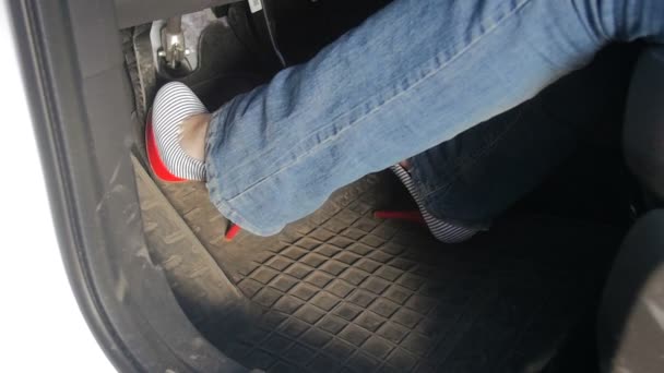 Lähikuva hidastettuna video seksikäs nuori nainen korkokengät painamalla polkimet autossa
 - Materiaali, video