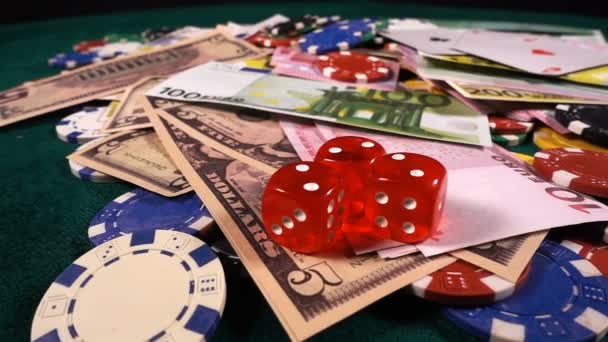Uhkapeli Poker Cards noppaa ja pelimerkkejä ToolsWinning Games joka on paljon riskejä ja menestystä, kuten Poker, Blackjack. Sitä pelataan enimmäkseen kasinoissa, vaara on menettää kaiken joskus, jos sinulla ei ole tarpeeksi onnea
 - Materiaali, video