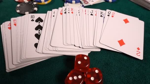 Gioco d'azzardo Poker Carte Dices and Chips ToolsWinning Giochi che ha un sacco di rischi e successo come Poker, Blackjack. Si gioca soprattutto nei casinò, il pericolo è perdere tutto a volte se non si ha abbastanza fortuna
 - Filmati, video