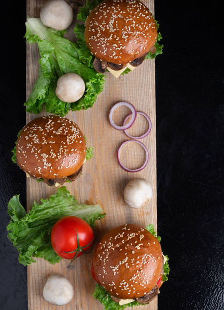 punasipulia ja hampurilainen täyte, raaka herkkusipulia ja vihanneksia puinen pöytä, paikka tekstin ja tasainen lay
 - Valokuva, kuva