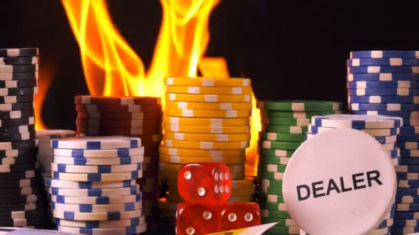 Κάρτες πόκερ τυχερών παιχνιδιών dices και chips εργαλεία κερδίζοντας παιχνίδια που έχει πολλούς κινδύνους και επιτυχία, όπως το πόκερ, Μπλάκτζακ. Είναι κυρίως παίζεται σε καζίνο, ο κίνδυνος χάνει τα πάντα μερικές φορές, αν δεν έχετε αρκετή τύχη - Πλάνα, βίντεο