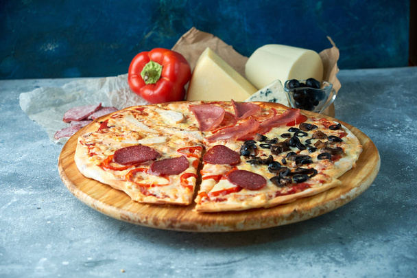 Sos Tepesi sıcak pizza büyük peynir öğle veya akşam yemeği kabuk deniz ürünleri et dilim. dolmalık biber sebzeler lezzetli lezzetli lokanta ile İtalyan ahşap üzerinde geleneksel kurulu tablo Klasik görünümde - Fotoğraf, Görsel