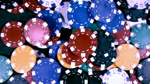 Glücksspiel Pokerkarten Würfel und Chips Toolswinning Spiele, die viele Risiken und Erfolg wie Poker, Blackjack hat. es wird meistens in Casinos gespielt, die Gefahr ist manchmal, alles zu verlieren, wenn man nicht genug Glück hat - Filmmaterial, Video
