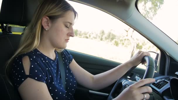 Βίντεο αργής κίνησης του γυναικείου οδηγού αποκοιμήθηκε ενώ οδηγούσε ένα αυτοκίνητο στο δρόμο της υπαίθρου - Πλάνα, βίντεο