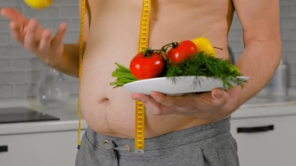 λίπος άνθρωπος μετρώντας τη μέση του, υγιεινή διατροφή, υγιεινό τρόπο ζωής έννοια, δίαιτα γυμναστικής - Πλάνα, βίντεο