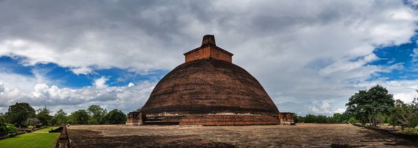 Panoramiczny widok na ogromną Stupa Jetavanaramaya,  - Zdjęcie, obraz