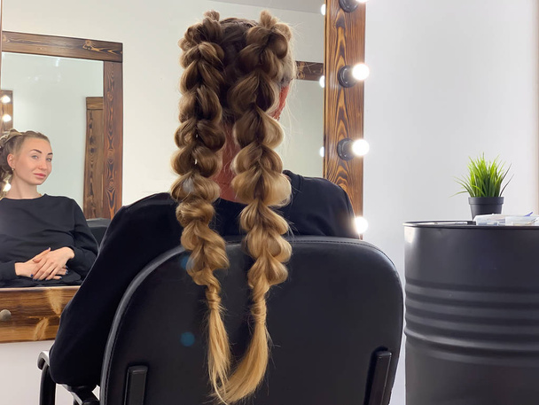 Kuaför Salonu kadının saç örgü Kuaför - Fotoğraf, Görsel
