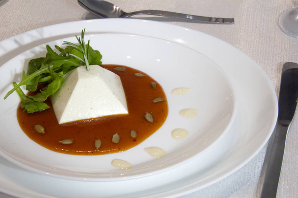 Gezouten Pannacotta geparfumeerd met rozemarijn en zijn zoete saus van r - Foto, afbeelding