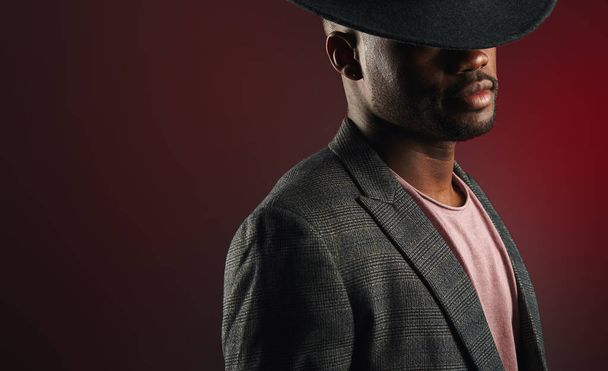 Černý jazzový hudebník s módním oblečkem a šedý klobouk v profilu - Fotografie, Obrázek