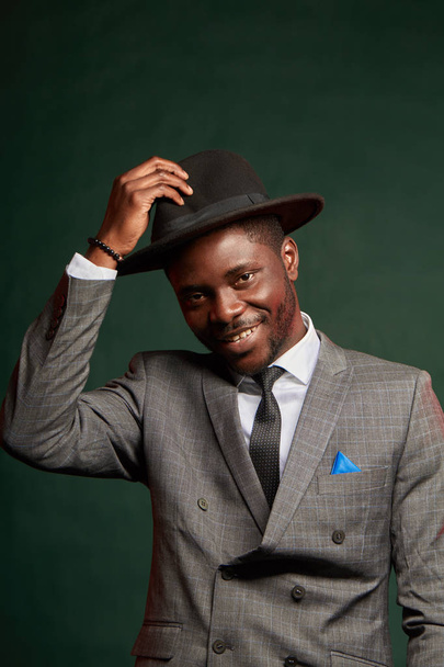 Black jazz musician man wearing trendy suit and grey hat in profile - Foto, Imagen