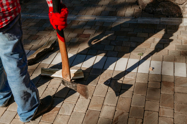 Человек с топором дает зловещую тень
 - Фото, изображение