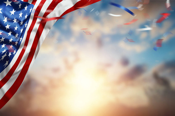 Kreatywne tło, amerykańska flaga na pięknym zachodzie słońca, Dzień Niepodległości. 4 lipca baner dnia, karta okolicznościową, demokracja, przestrzeń kopiowania. - Zdjęcie, obraz