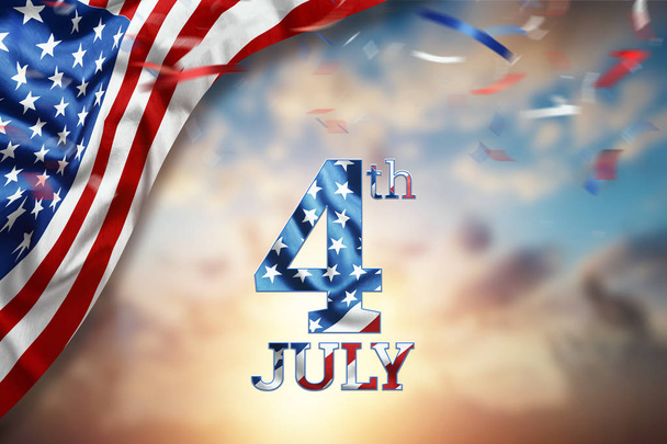 Δημιουργικό υπόβαθρο, επιγραφή 4 Ιουλίου σε ένα όμορφο ηλιοβασίλεμα, την ημέρα της ανεξαρτησίας, την αμερικάνικη σημαία. Ημέρα ανεξαρτησίας-πανό της Αμερικής, καρτ ποστάλ, Δημοκρατία, αντιγραφή χώρου. - Φωτογραφία, εικόνα