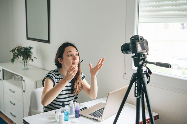 Блогер красоты показывает, как сделать макияж
 - Фото, изображение