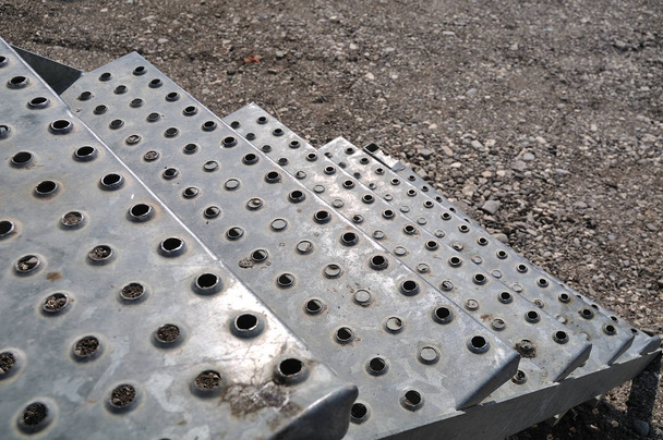 marches métalliques menant au conteneur sur le chantier de construction
 - Photo, image