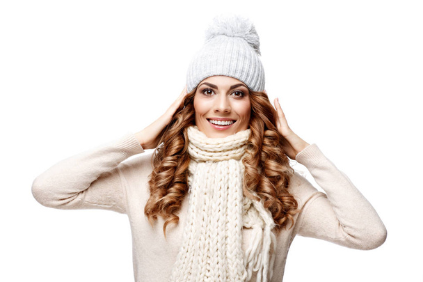 Mulher bonita em camisola de lã de malha sorrindo
 - Foto, Imagem