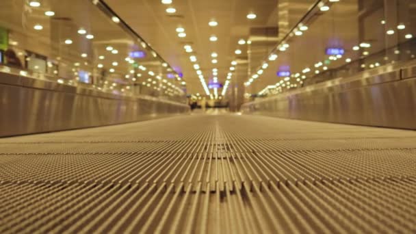Roltrappen trappen binnen moderne luchthaven. Motion Travelator 4k.  - Video