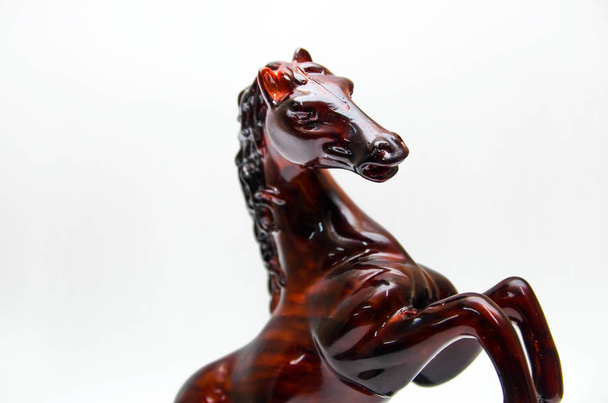 Drewniana figurka konia na białym tle - Zdjęcie, obraz