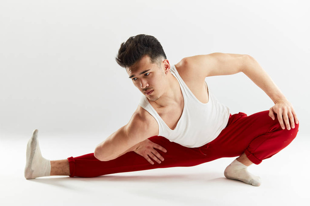 Asian handsome dancer stretching his legs before bboying. - Fotografie, Obrázek