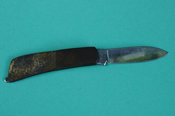 egy kis öreg összecsukható késsel egy barna réz fogantyú - Fotó, kép