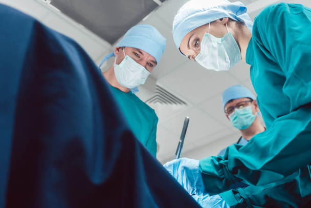 Zespół chirurgów w pokoju operacji podczas operacji - Zdjęcie, obraz