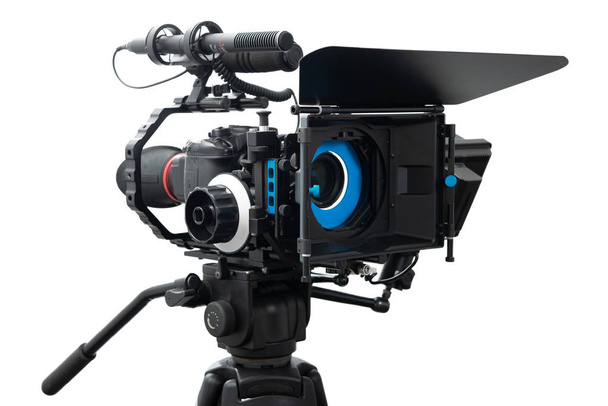 DSLR videocamera rig geïsoleerd op witte achtergrond - Foto, afbeelding