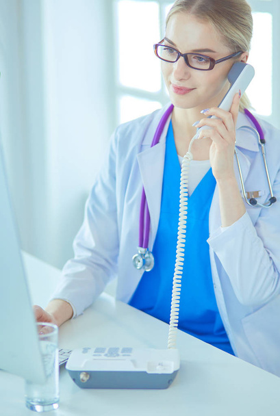 Portrait of female doctor using his mobile phone in the office - Foto, imagen