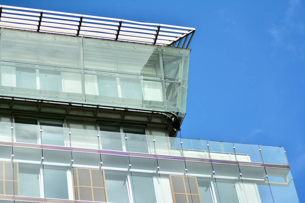 Nouvel immeuble de bureaux dans le centre d'affaires. Mur en acier et verre avec ciel bleu.  - Photo, image