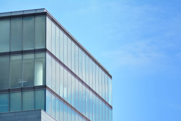 Nowy biurowiec w centrum biznesowym. Ściana wykonana ze stali i szkła z niebieskim niebem.  - Zdjęcie, obraz