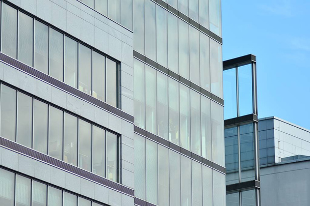 Nuevo edificio de oficinas en el centro de negocios. Pared de acero y vidrio con cielo azul.  - Foto, Imagen