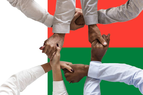 Madagaskar-Fahne, Integration einer multikulturellen Gruppe junger Menschen - Foto, Bild