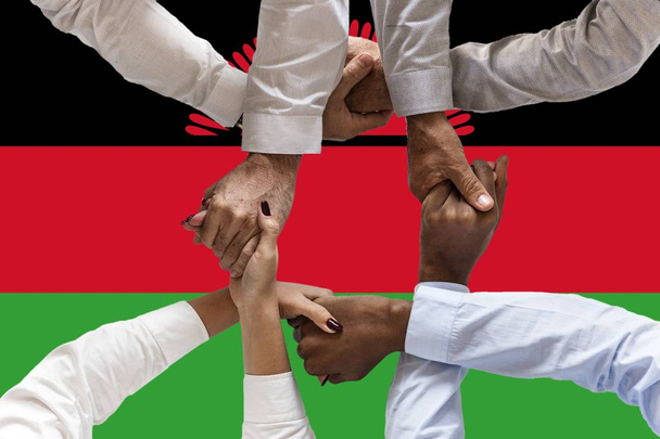 Flagge Malawis, Integration einer multikulturellen Gruppe junger Menschen - Foto, Bild