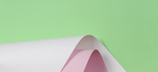 Absztrakt geometriai forma pasztell zöld, rózsaszín és fehér színű papír háttér - Fotó, kép