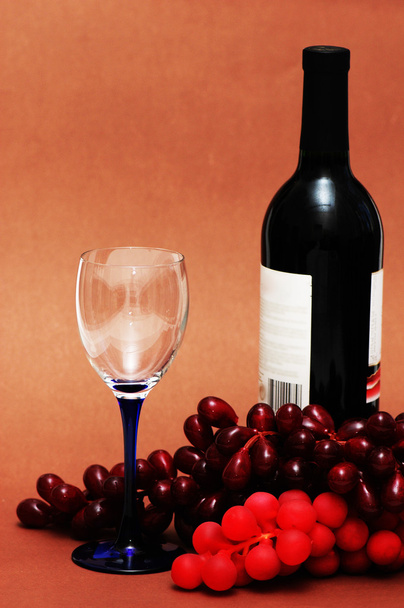 Bicchiere da vino, uva e bottiglia sotto assedio
 - Foto, immagini