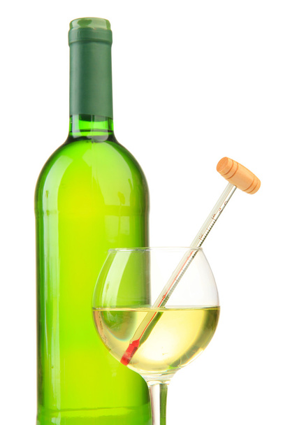 Bottle and glass of wine with thermometer, isolated on white - Foto, Imagen