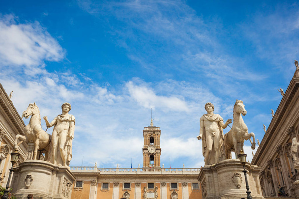 Αγάλματα του Κάστορ και του Πολυπόλιξ στο λόφο του Καπιτωλίου στη Ρώμη Ιταλία - Φωτογραφία, εικόνα