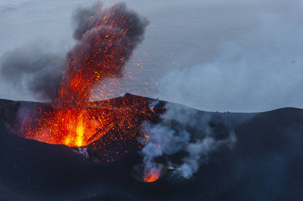Η έκρηξη του ηφαιστείου του Στρόμπολι στο μικρό νησί κοντά στη Σικελία στο Τυρρηνικό Πέλαγος - Φωτογραφία, εικόνα
