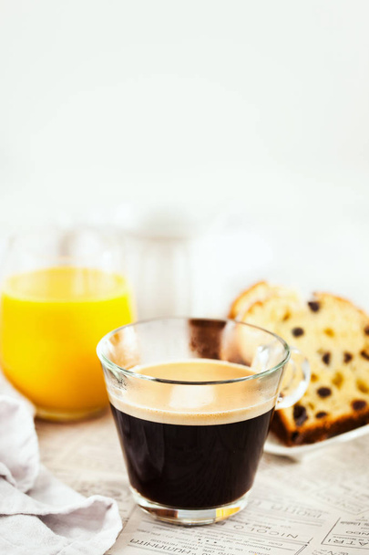 Tavolo da colazione continentale con tazza di caffè nero caldo, latte
,  - Foto, immagini
