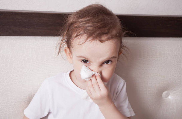 Хвора мила дівчинка дме її ніс
 - Фото, зображення