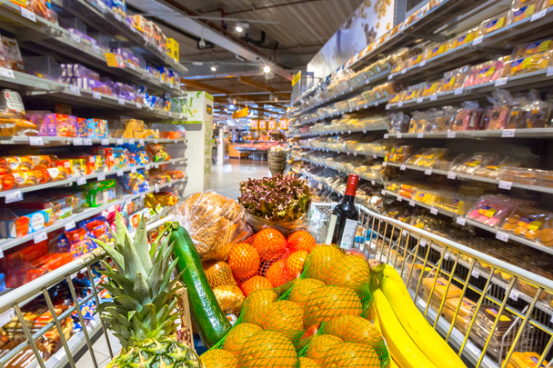 Carrello della spesa nel supermercato
 - Foto, immagini
