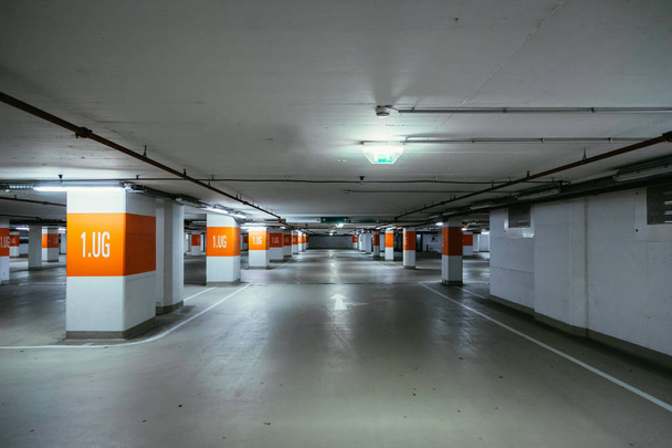 Parkovací garáže v podzemí. Asfaltové a prázdné parkoviště - Fotografie, Obrázek