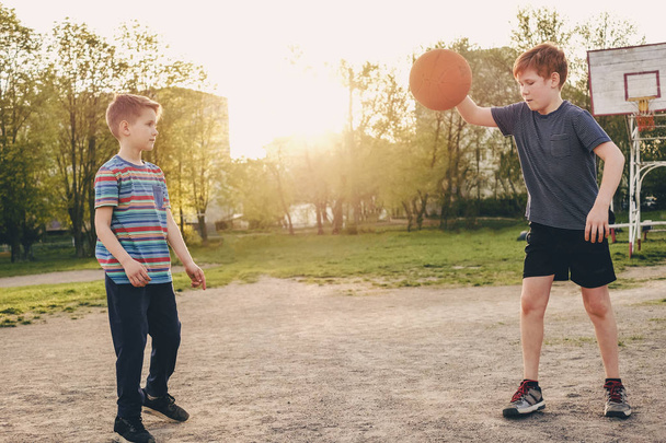 zwei junge Jungs beim Üben ihrer Basketballkünste - Foto, Bild