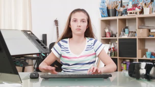 Portré egy tizenéves lány gépelés egy szöveget a számítógépén - Felvétel, videó