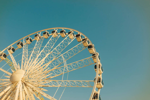 Grande roue ferris sur fond bleu ciel
 - Photo, image