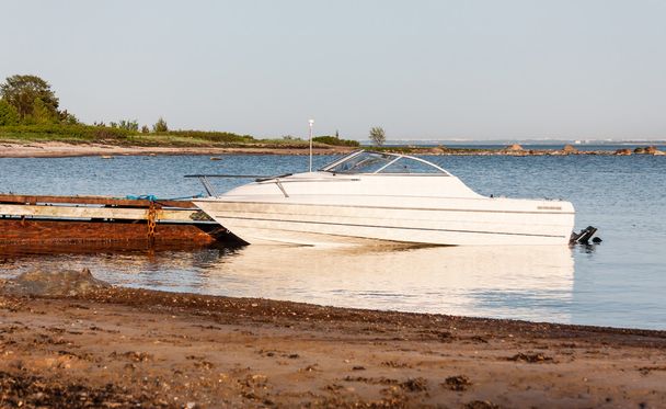Motorlu tekne Park paslı bir yana quay - Fotoğraf, Görsel