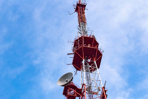Torre de radio 4G TV con antena parabólica y antena parabólica. Hermano.
 - Foto, Imagen