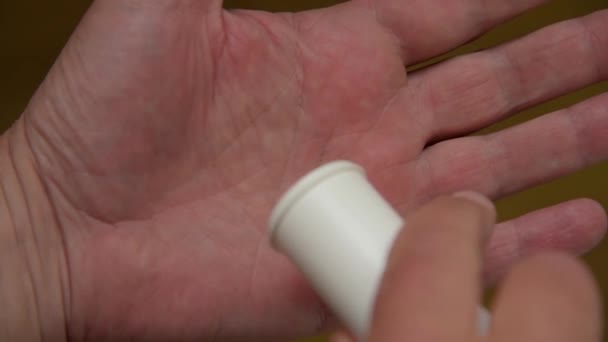 Vitamin tablets on the male palm - Séquence, vidéo