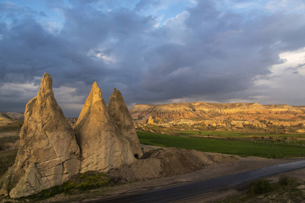 Cappadocia táj sziklák az előtérben - Fotó, kép