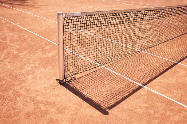 campo de tenis de arena roja con fondo neto
 - Foto, imagen