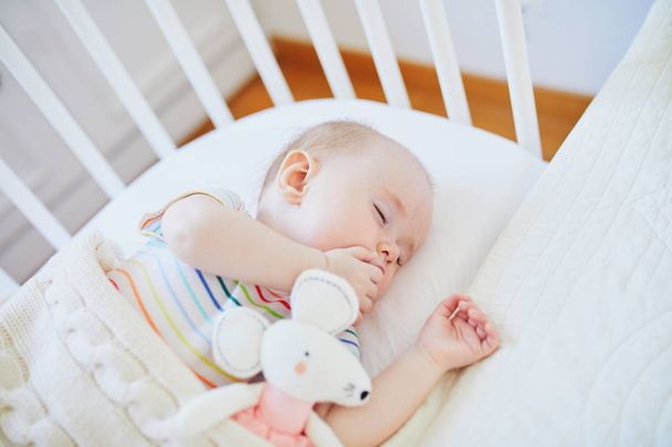 Baby sleeping in co-sleeper crib attached to parents' bed - Zdjęcie, obraz